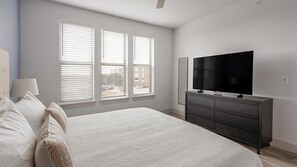 Escritorio, tabla de planchar con plancha, wifi y ropa de cama 