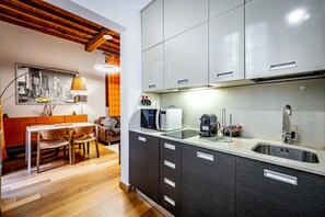 公寓, 1 间卧室, 露台 | 私人厨房 | 大冰箱、微波炉、炉灶、厨具/餐具