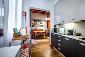 Căn hộ, 1 phòng ngủ, hiên | Bếp riêng | Tủ lạnh, lò vi sóng, bếp nấu, dụng cụ nấu nướng/bát dĩa/dao nĩa 