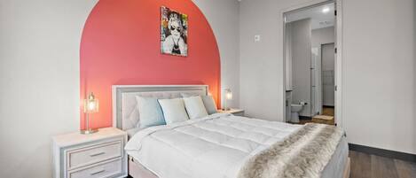 Escritorio, tabla de planchar con plancha, wifi y ropa de cama