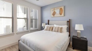 Escritorio, tabla de planchar con plancha, wifi y ropa de cama 
