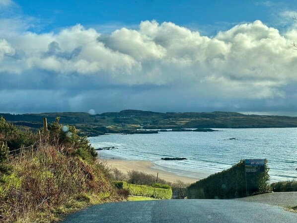 Sun loungers, beach towels - Fintra Bay Hideaway with EV Charger (Upper Killybegs)