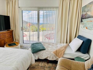 Iron/ironing board, WiFi, bed sheets - Fintra Bay Hideaway with EV Charger (Upper Killybegs)