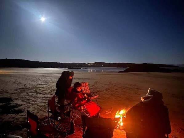 Sun loungers, beach towels - Fintra Bay Hideaway with EV Charger (Upper Killybegs)