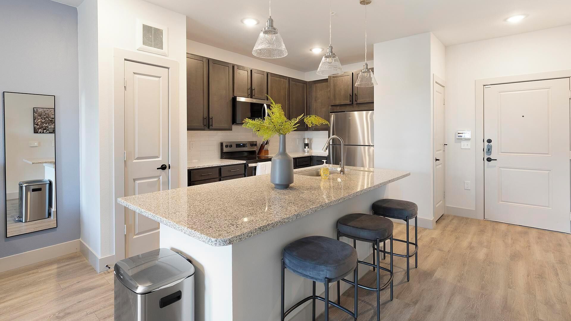 Jääkaappi, ruokailupöytä