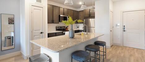 Réfrigérateur, tables à manger