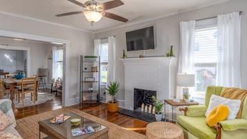 TV connectée, lecteur de DVD, livres, médiathèque