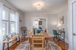 Dining - A beautiful balanced 2-bedroom bungalow near quaint downtown New Bern (New Bern)