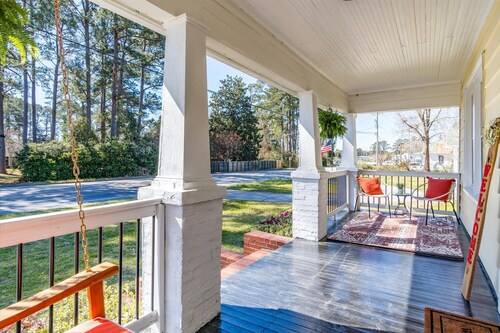 A beautiful balanced 2-bedroom bungalow near quaint downtown New Bern