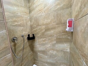 Shower, bidet, towels, soap - Platform 9 Partenope, comfort and space at Napoli Centrale station (Napoli)