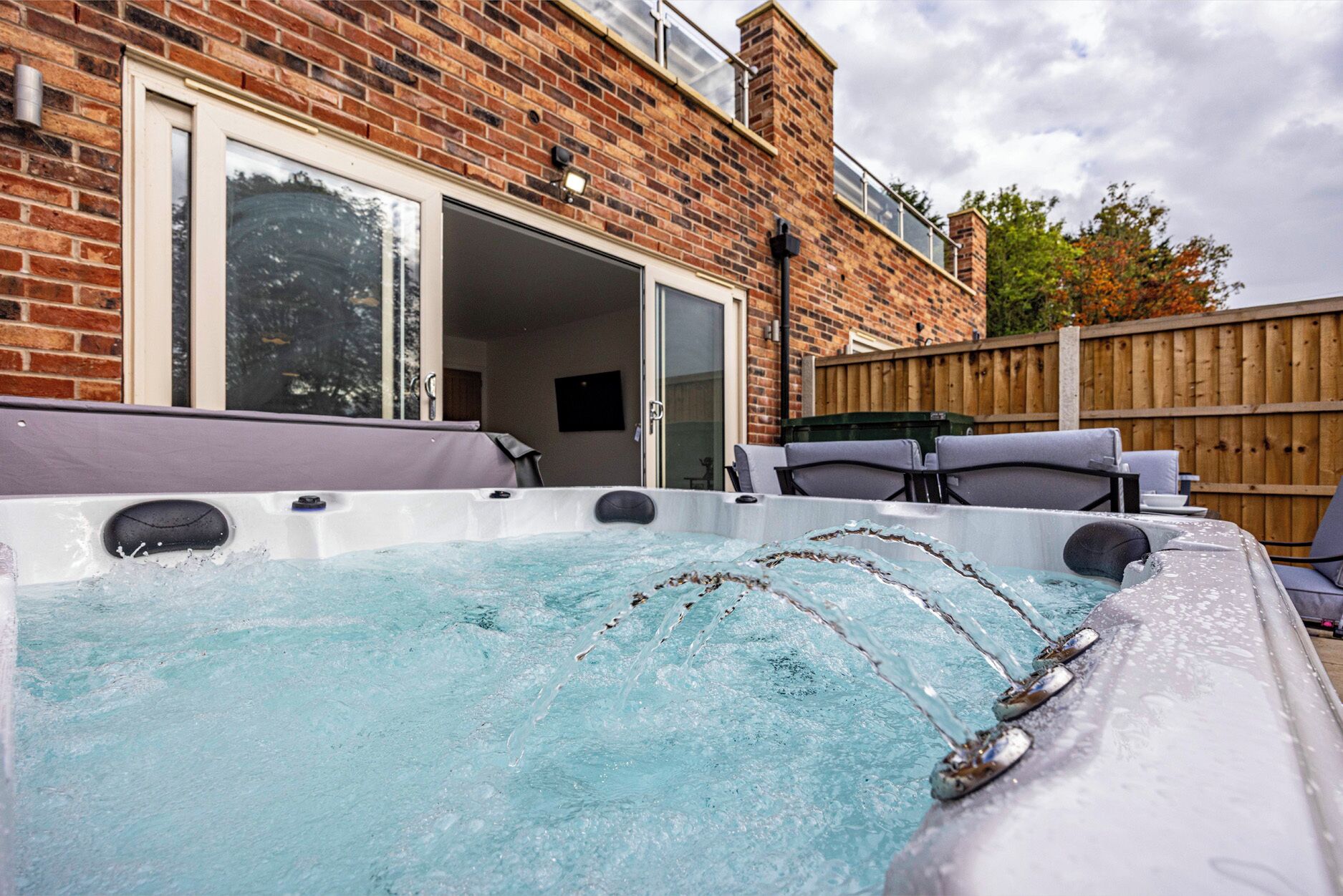 Outdoor spa tub