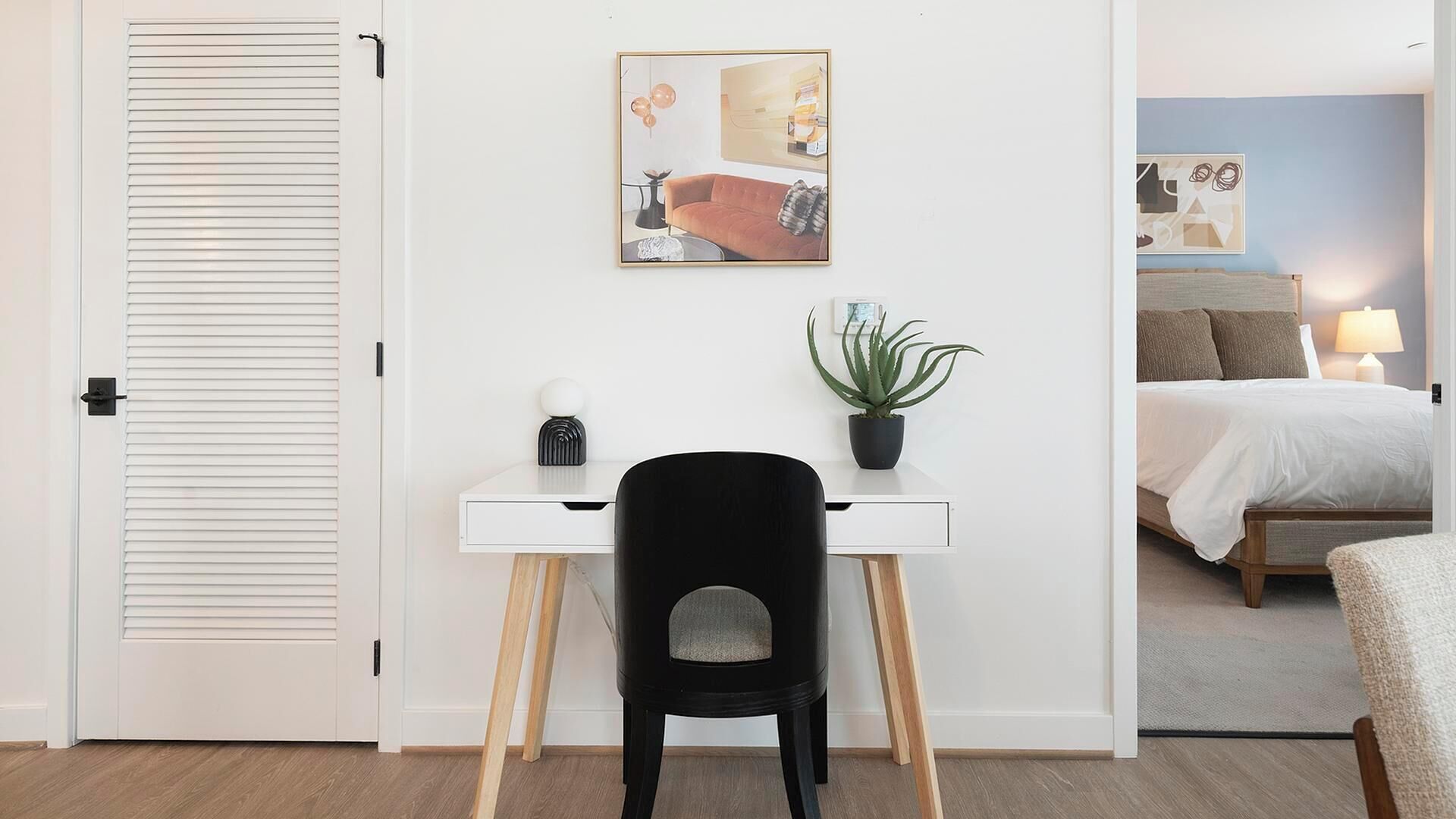 مكتب ومكواة/لوح كي وواي فاي وملاءات أسرّ ة