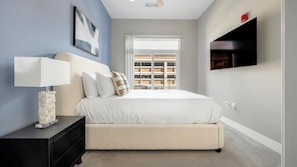 Työpöytä, silitysrauta/-lauta, Wi-Fi, vuodevaatteet