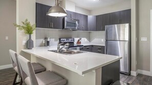 Jääkaappi, ruokailupöytä