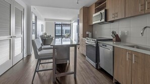 Refrigerador, mesa de comedor