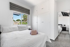 Tabla de planchar con plancha, wifi, ropa de cama