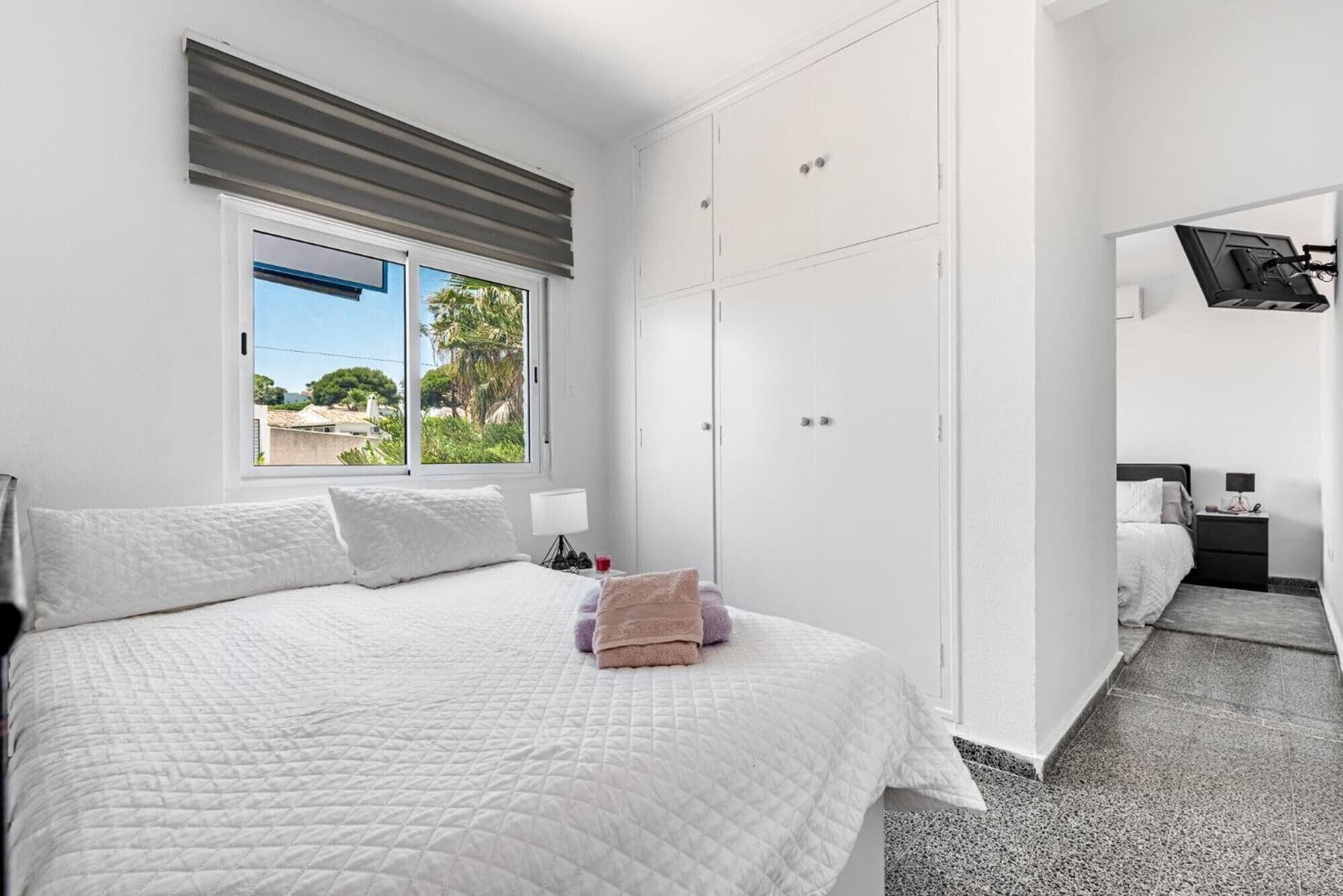 Iron/ironing board, WiFi, bed sheets