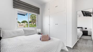 Iron/ironing board, WiFi, bed sheets