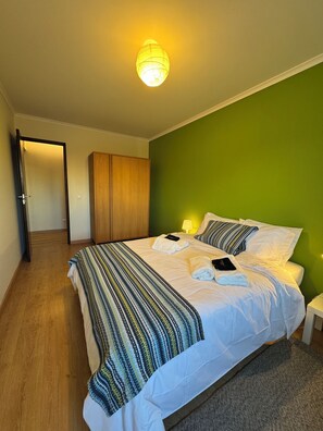 Iron/ironing board, WiFi, bed sheets
