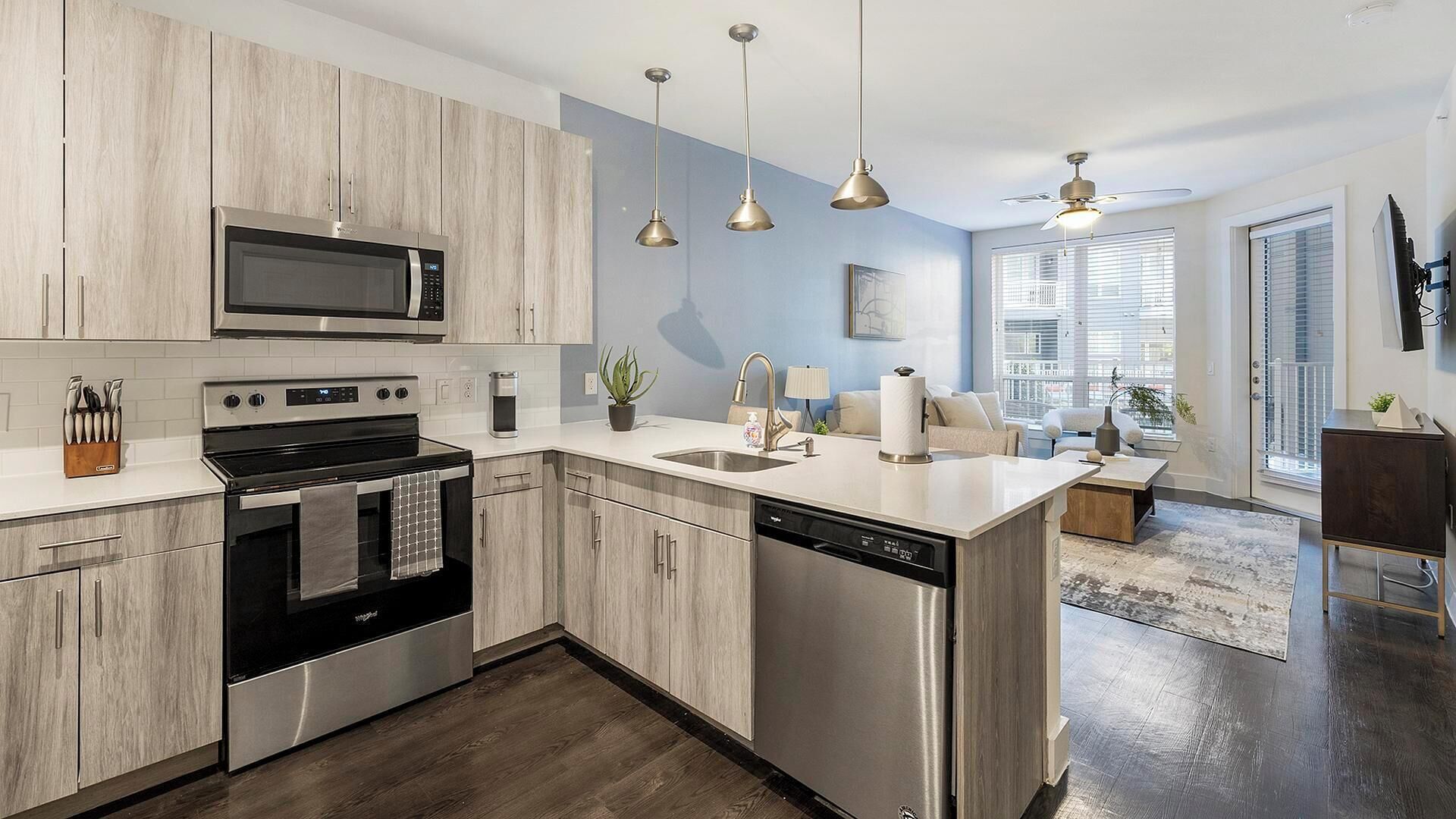 冷蔵庫、ダイニングテーブル