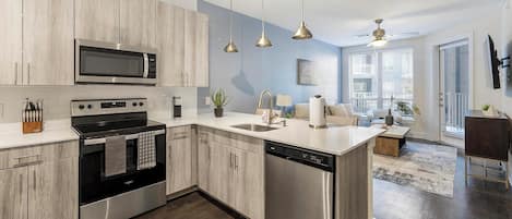 冷蔵庫、ダイニングテーブル