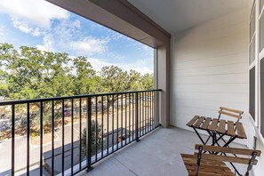 Outdoor dining - Landing | Chic 1BD, Yoga Studio (Kissimmee)