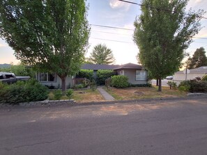 Property grounds - Cozy 1-bedroom house in adorable Roseburg with AC (Roseburg)