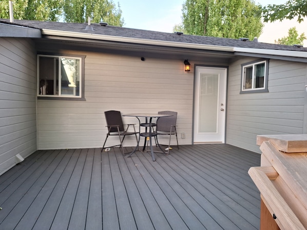 Outdoor dining - Cozy 1-bedroom house in adorable Roseburg with AC (Roseburg)