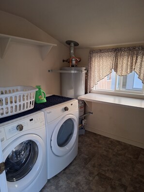 Interior - Cozy 1-bedroom house in adorable Roseburg with AC (Roseburg)