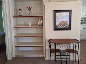 Dining - Cozy 1-bedroom house in adorable Roseburg with AC (Roseburg)