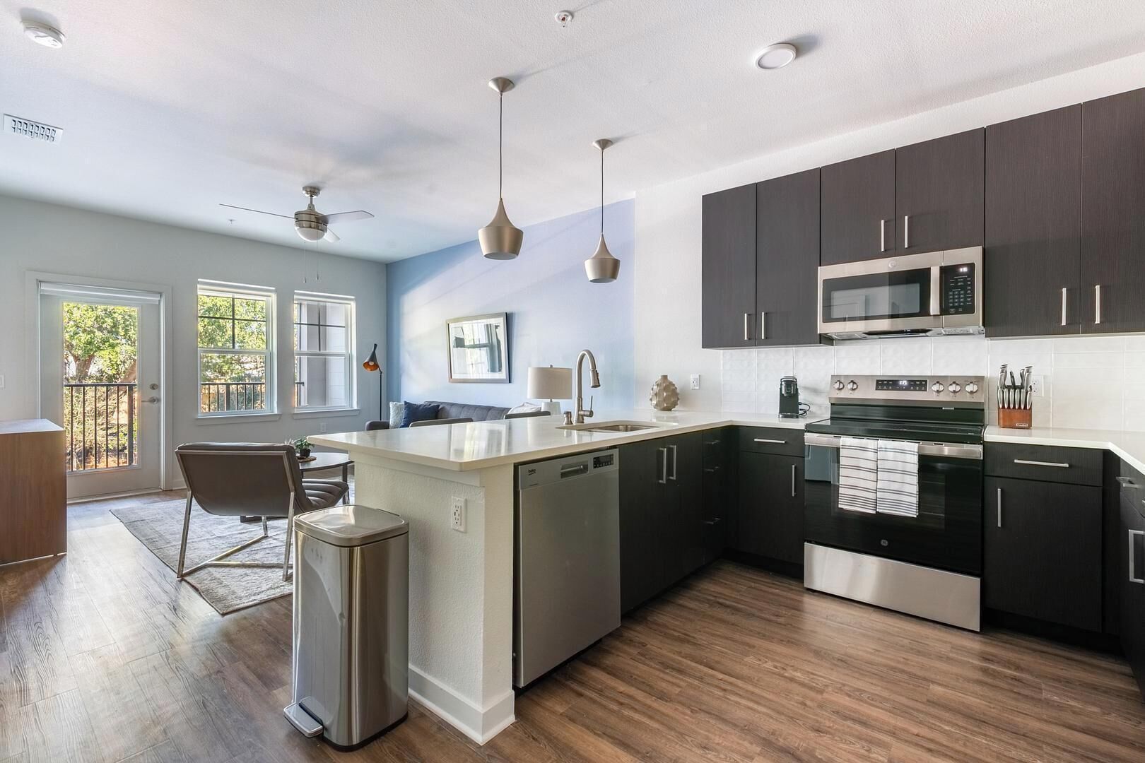 Kjøleskap og spisebord