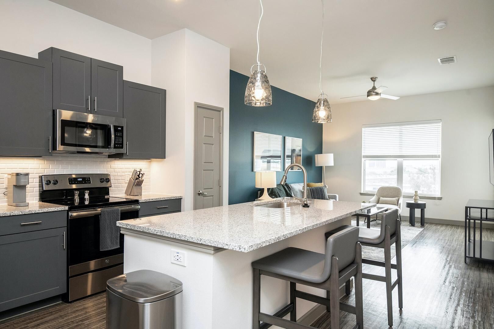 Kjøleskap og spisebord