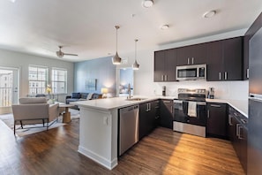 Jääkaappi, ruokailupöytä