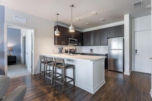 Jääkaappi, ruokailupöytä