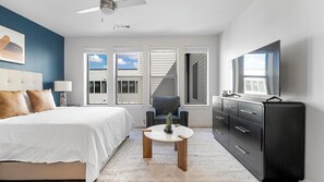 Desk, iron/ironing board, WiFi, bed sheets - Landing | Chic Studio, Pool, Gym (Austin)