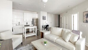 Un apartamento moderno con sala de estar, cocina y comedor.