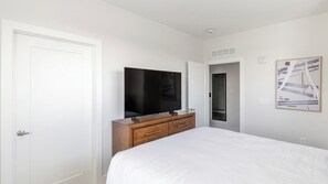Desk, iron/ironing board, WiFi, bed sheets - Landing | Modern 2BD, Pool, Gym (Huntsville)