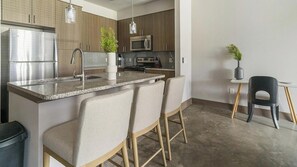 Réfrigérateur, tables à manger