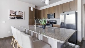 Réfrigérateur, tables à manger