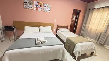 Klassieke chalet, uitzicht op tuin | Een bureau, een laptopwerkplek, gratis wifi