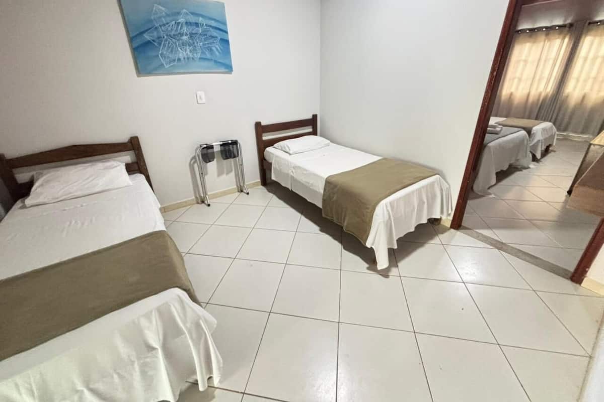 Een bureau, een laptopwerkplek, gratis wifi