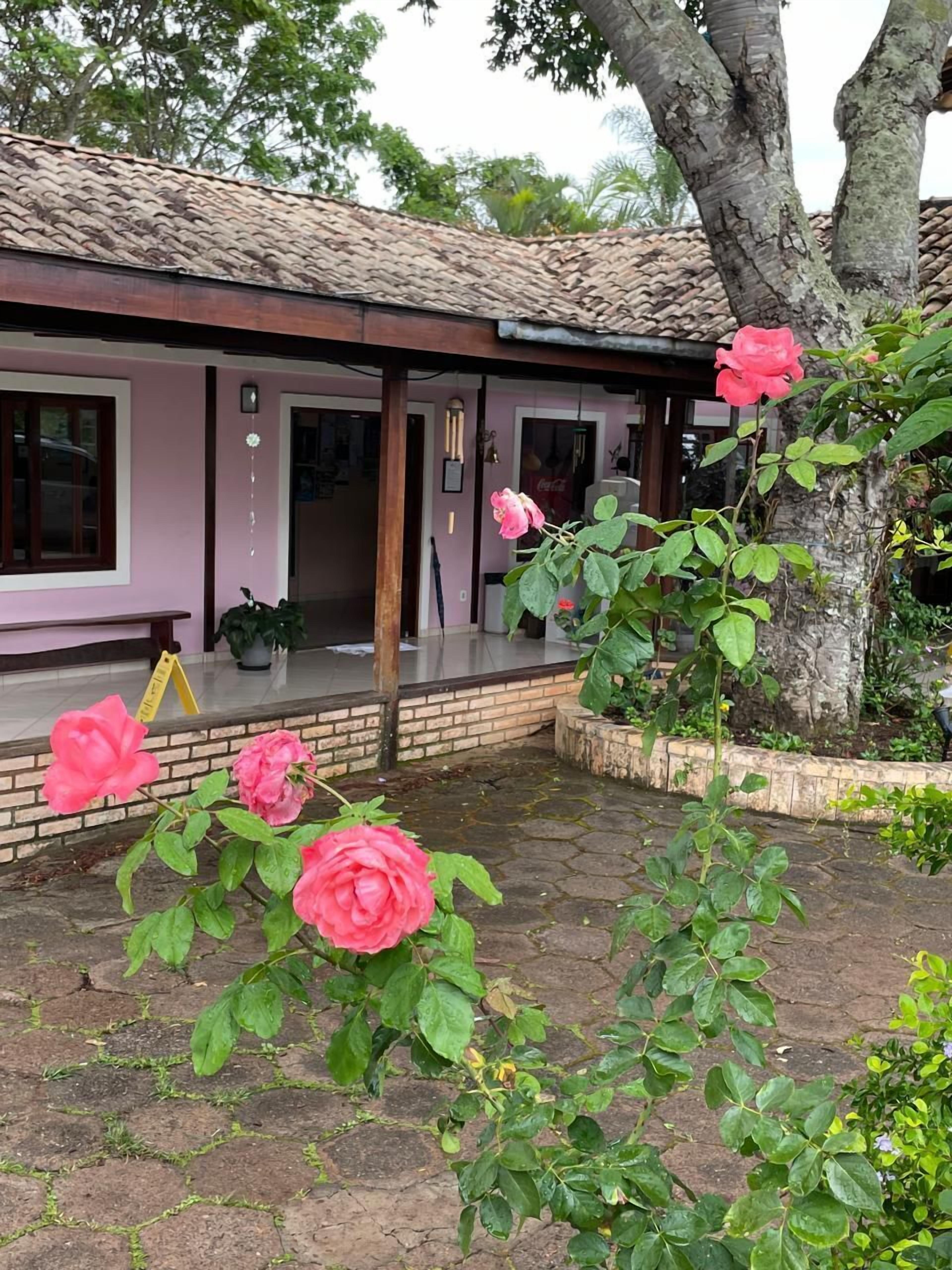 Un bâtiment doté d’un toit en tuiles et de fondations en briques.