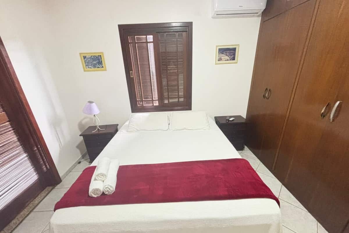 Eenvoudige kamer | Een bureau, een laptopwerkplek, gratis wifi