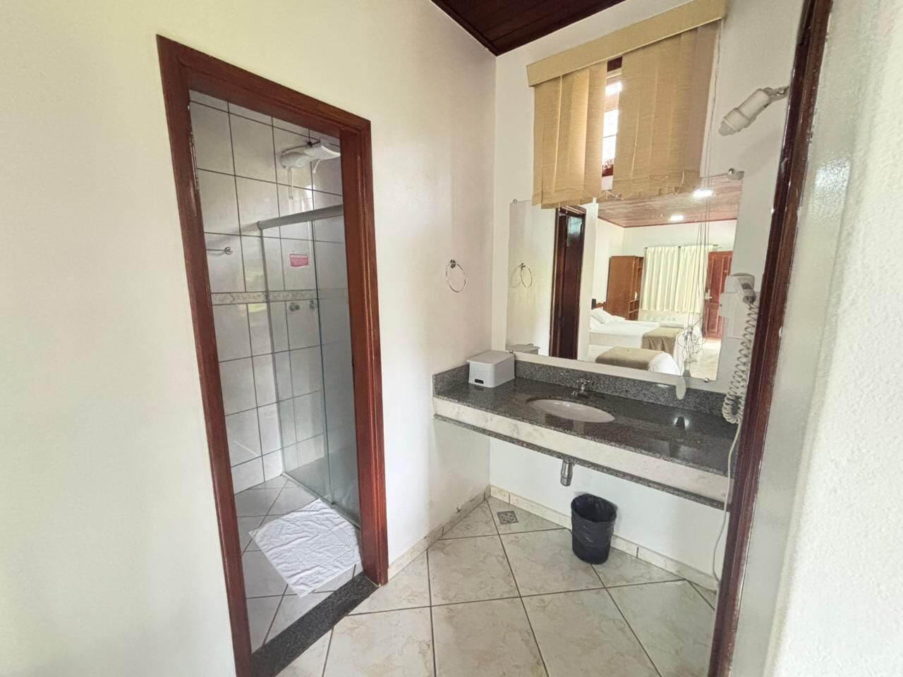 Chalet clásico, vistas al jardín | Baño | Ducha, secador de pelo, toallas y papel higiénico