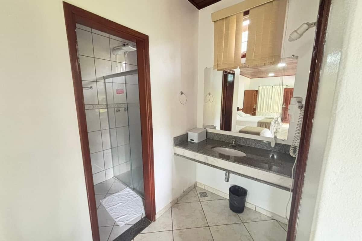 Klassieke chalet, uitzicht op tuin | Badkamer | Een douche, een haardroger, handdoeken, toiletpapier