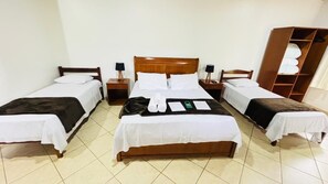 Classic Quadruple Room, Garden View | Desk, laptop workspace, free WiFi - Chalés Casa Rosa (Alto Paraíso de Goiás)
