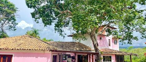Vista frontal de la propiedad