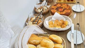 Café da manhã com buffet grátis todos os dias