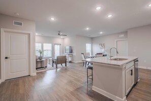 Interior - Landing | Spectacular 2BD, Pool (Tice)