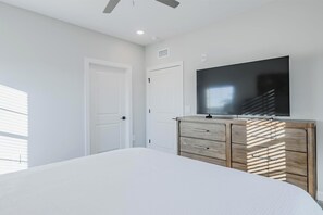 2 bedrooms, desk, iron/ironing board, WiFi - Landing | Stylish 2BD, Pool (Tice)
